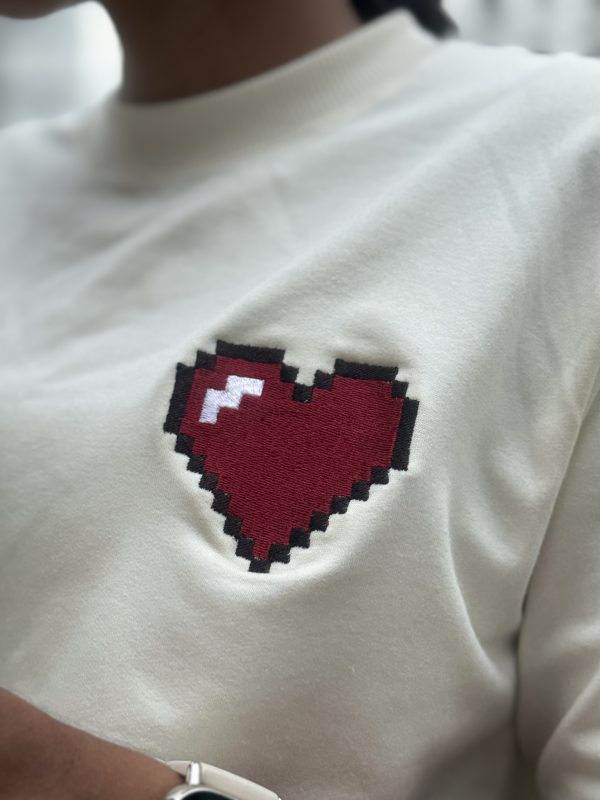 Camiseta bordada "Un corazón para Cristo"