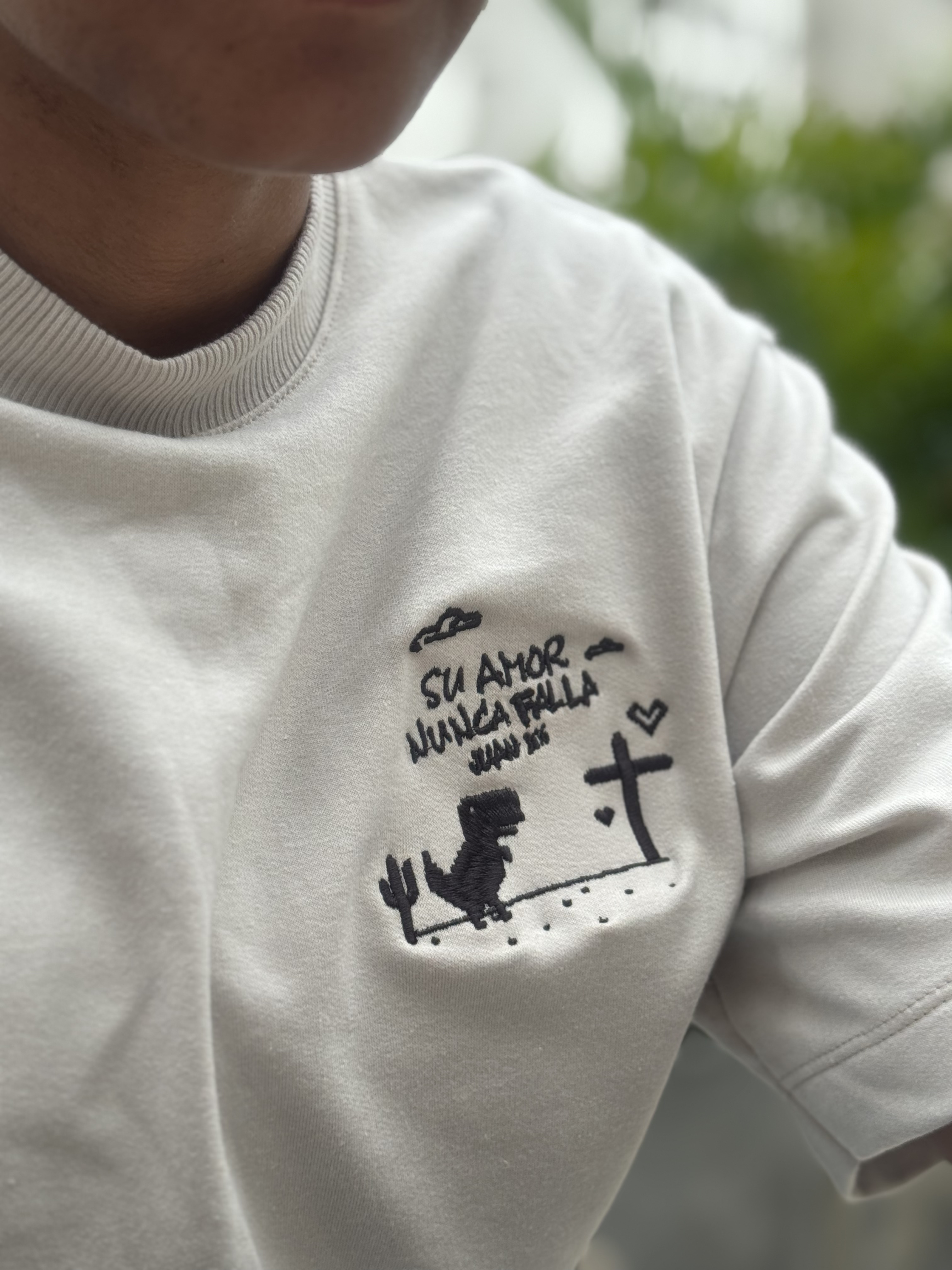 Camiseta Bordada “Su Amor Nunca Falla”