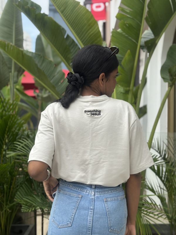 Camiseta Bordada 'Su amor nunca falla'