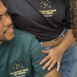 Camiseta Bordada “He Knows Them by Name”