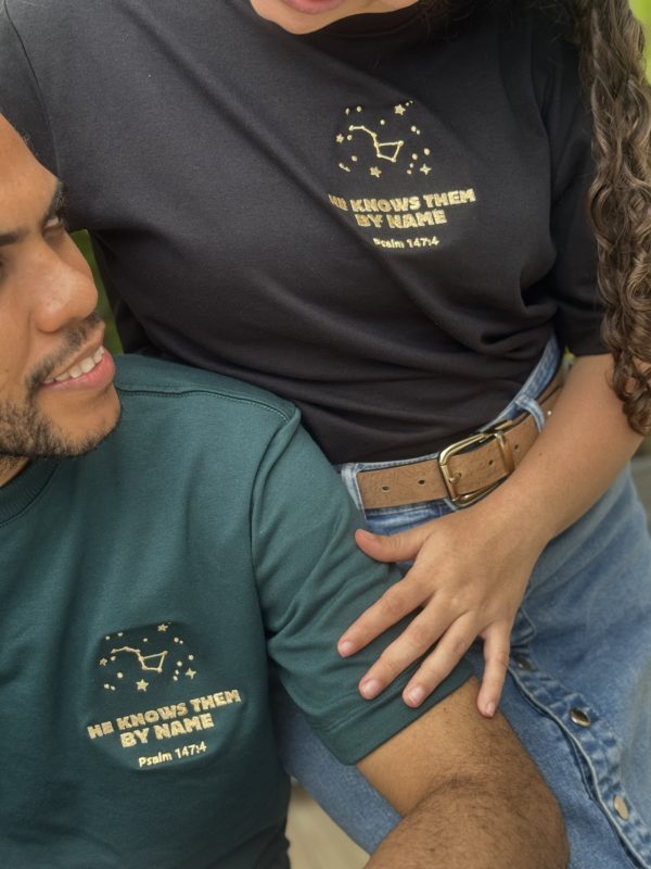 Camiseta Bordada 'He Knows Them by Name'