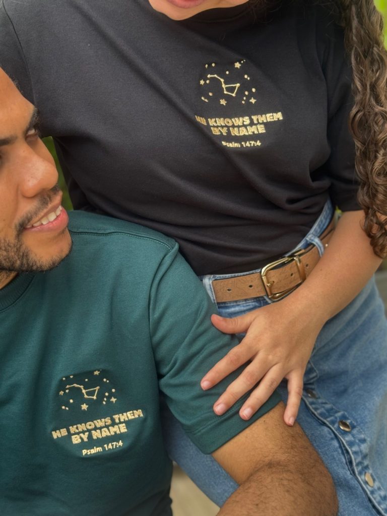 Camiseta Bordada 'He knows them by name'