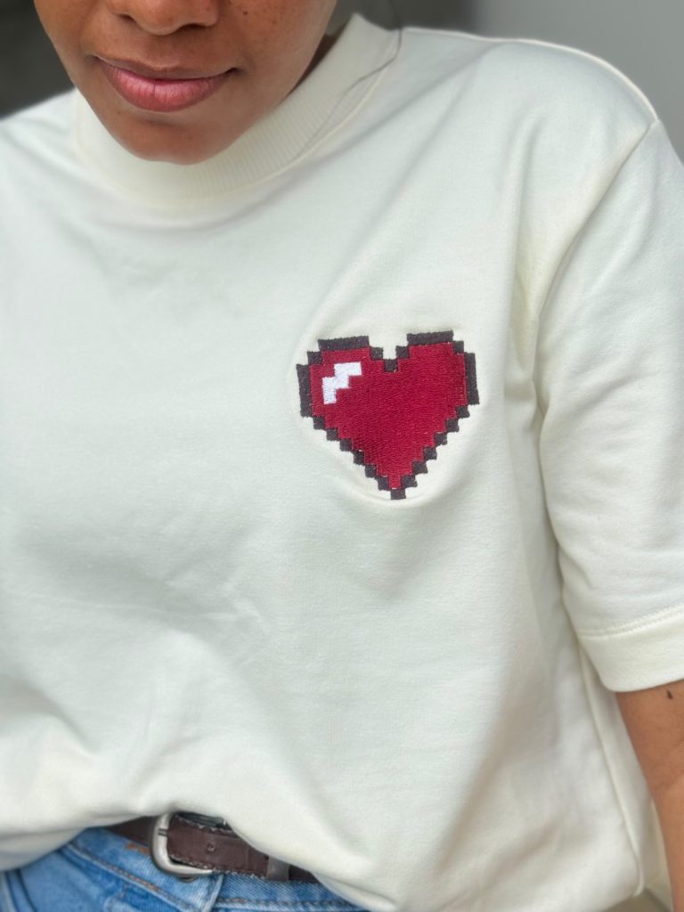 Camiseta Bordada “Un Corazón para Cristo”