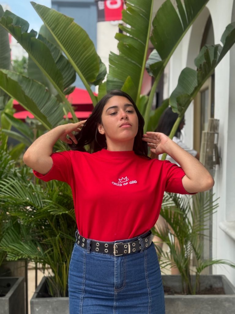 Camiseta Bordada “Child of God”