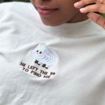 Camiseta Bordada “He Left the 99”
