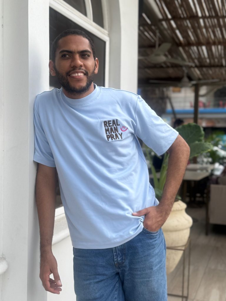 Camiseta Bordada “Real Man Pray”